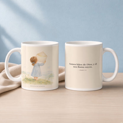 El Padre me da su apellido | Taza devocional de fe | 1 Juan 3:1 — 15oz · Lectura azul sereno, arte y frase devocional en dos tazas