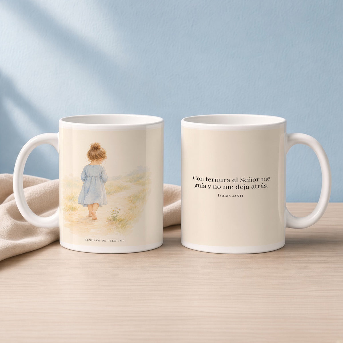 El Señor conduce con ternura a las que tienen cría | Taza de fe para cada mañana | Isaías 40:11 — 15oz · Lectura azul sereno, arte y frase devocional en dos tazas