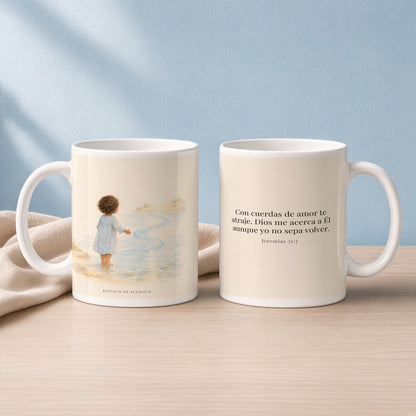 Con cuerdas de amor te atraje | Taza bíblica de cerámica | Jeremías 31:3 — 15oz · Lectura azul sereno, arte y frase devocional en dos tazas