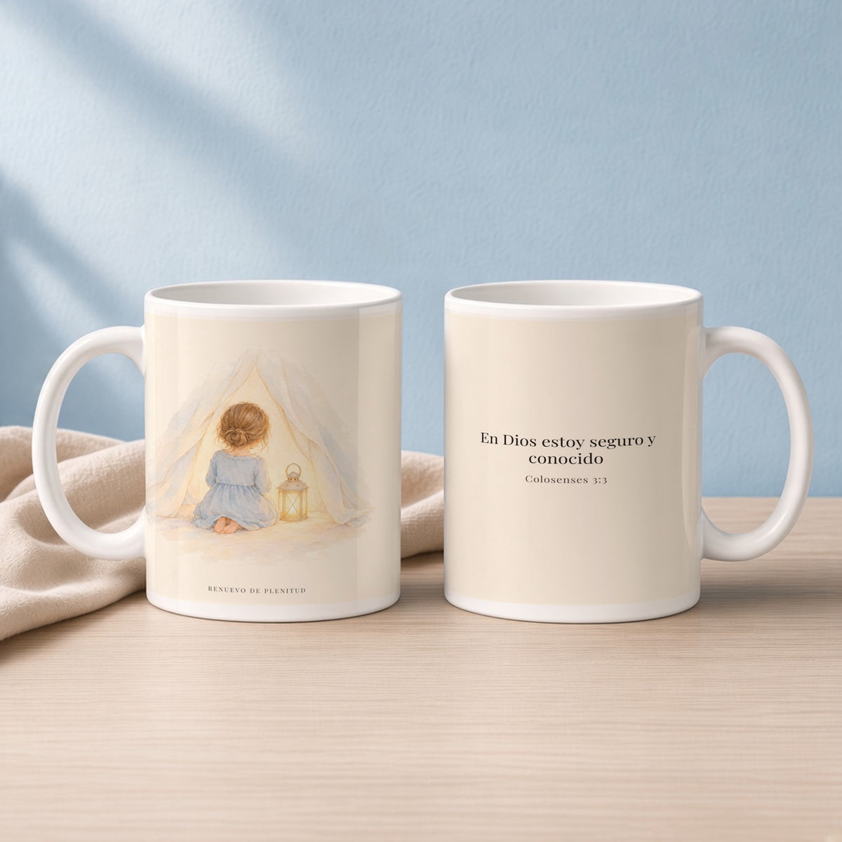 En Dios estoy seguro y conocido | Taza cristiana en dos tamaños | Colosenses 3:3 — 15oz · Lectura azul sereno, arte y frase devocional en dos tazas