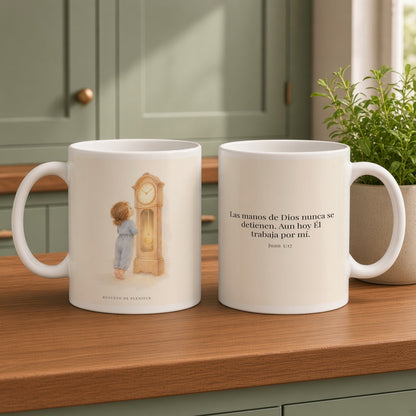 Las manos de Dios no se detienen por mí | Taza de fe para cada mañana | Juan 5:17 — 15oz · Cocina verde salvia, arte y frase devocional en dos tazas