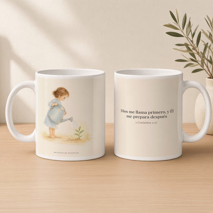 Dios me llama antes de que yo esté listo | Taza de inspiración bíblica | 1 Corintios 1:27 — 15oz · Estudio crema cálido, arte y frase devocional en dos tazas