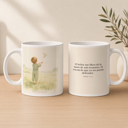 El Señor me libra de la mano de mis temores | Taza con arte cristiano | Salmo 31:15 — 15oz · Estudio crema cálido, arte y frase devocional en dos tazas