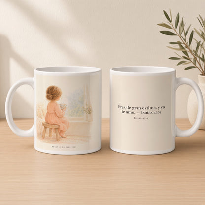 Serás precioso a los ojos de Dios | Taza bíblica de cerámica | Isaías 43:4 — 15oz · Estudio crema cálido, arte y frase devocional en dos tazas