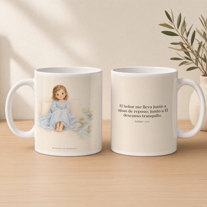 Junto a aguas de reposo me pastorea | Taza cristiana con frase devocional | Salmo 23:2 — 15oz · Estudio crema cálido, arte y frase devocional en dos tazas