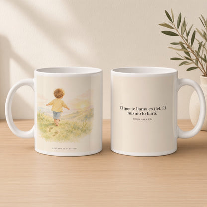 Fiel es el que os llama, el cual también lo hará | Taza con arte cristiano | Filipenses 1:6 — 15oz · Estudio crema cálido, arte y frase devocional en dos tazas