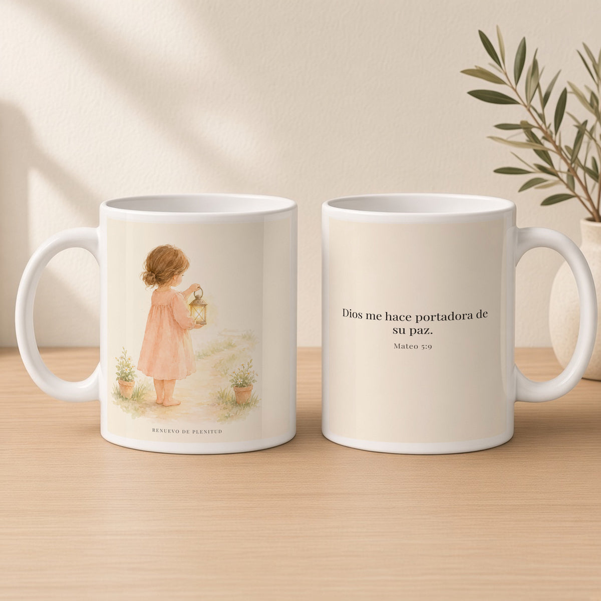 Dios me hace portadora de su paz | Taza cristiana para regalar | Mateo 5:9 — 15oz · Estudio crema cálido, arte y frase devocional en dos tazas