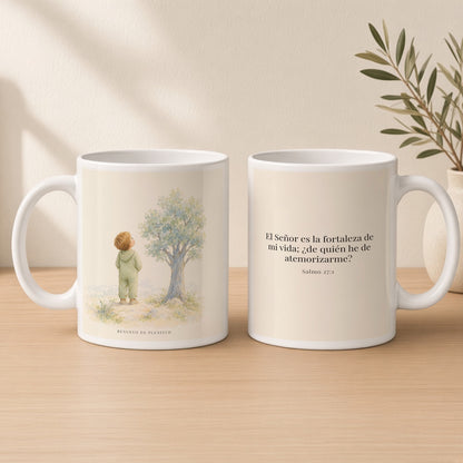 El Señor es la fortaleza de mi vida | Taza bíblica de cerámica | Salmo 27:1 — 15oz · Estudio crema cálido, arte y frase devocional en dos tazas