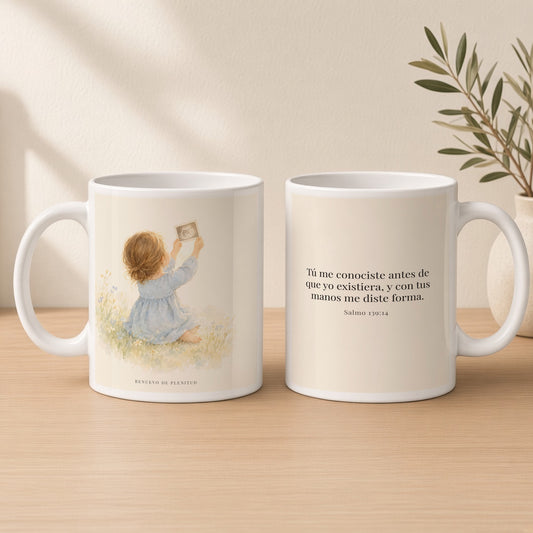 Tú me conoces, oh Dios, y me diste forma | Taza cristiana en dos tamaños | Salmo 139:14 — 15oz · Estudio crema cálido, arte y frase devocional en dos tazas