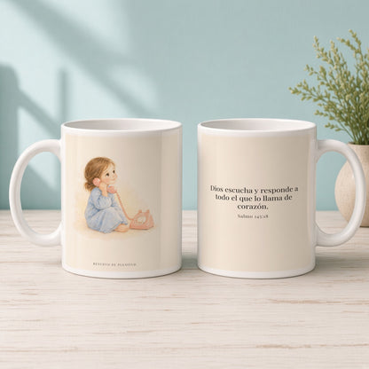 Dios responde a los que le llaman de verdad | Taza con arte cristiano | Salmo 145:18 — 15oz · Mañana aqua, arte y frase devocional en dos tazas