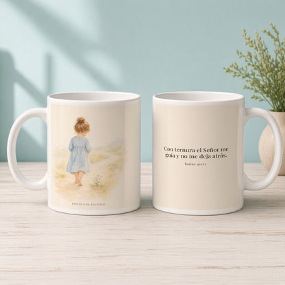 El Señor conduce con ternura a las que tienen cría | Taza de fe para cada mañana | Isaías 40:11 — 15oz · Mañana aqua, arte y frase devocional en dos tazas