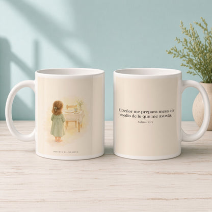 En mesa servida delante de mis angustias | Taza cristiana en dos tamaños | Salmo 23:5 — 15oz · Mañana aqua, arte y frase devocional en dos tazas