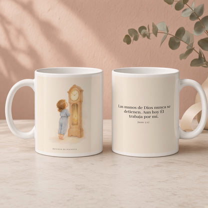 Las manos de Dios no se detienen por mí | Taza de fe para cada mañana | Juan 5:17 — 15oz · Regalo rosa empolvado, arte y frase devocional en dos tazas