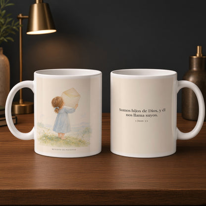 El Padre me da su apellido | Taza devocional de fe | 1 Juan 3:1 — 15oz · Estudio carbón, arte y frase devocional en dos tazas
