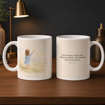 En tu mano están mis tiempos | Taza devocional ilustrada | Salmo 31:15 — 15oz · Estudio carbón, arte y frase devocional en dos tazas