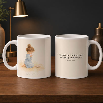 Empiezo el año de rodillas ante Dios | Taza devocional ilustrada | Salmo 143:8 — 15oz · Estudio carbón, arte y frase devocional en dos tazas