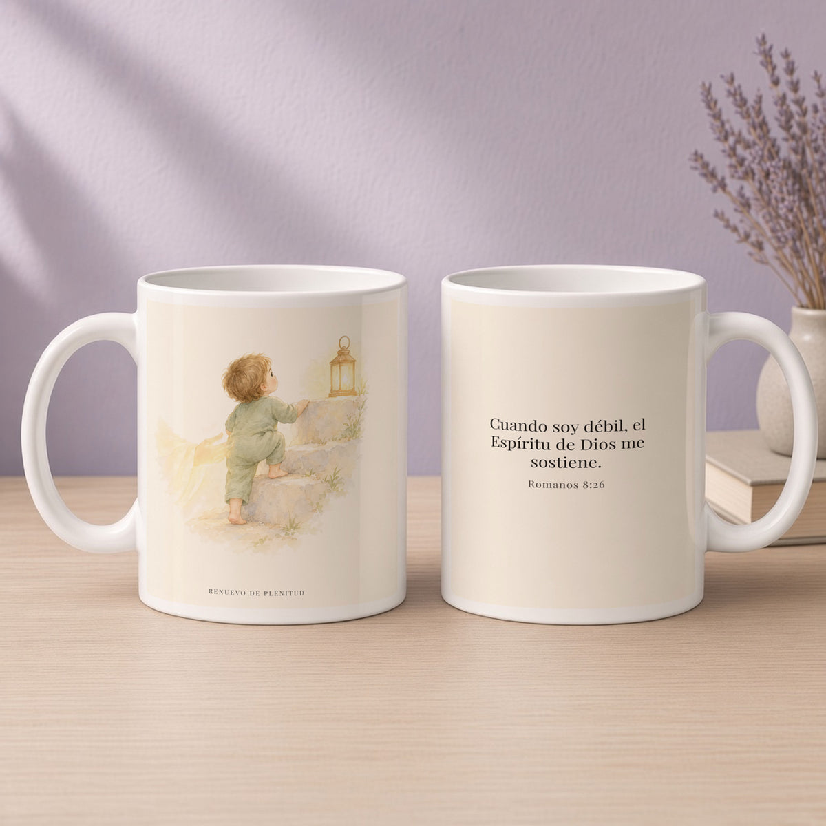 El Espíritu me ayuda en mi debilidad | Taza devocional ilustrada | Romanos 8:26 — 15oz · Devocional lavanda, arte y frase devocional en dos tazas