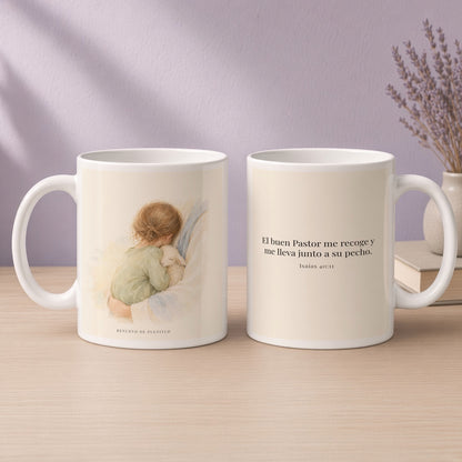 El buen Pastor me lleva junto a su corazón | Taza cristiana para regalar | Isaías 40:11 — 15oz · Devocional lavanda, arte y frase devocional en dos tazas