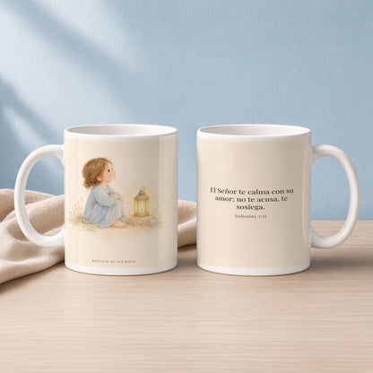 El Señor acalla tus temores con su amor | Taza devocional de fe | Sofonías 3:17 — 15oz · Lectura azul sereno, arte y frase devocional en dos tazas