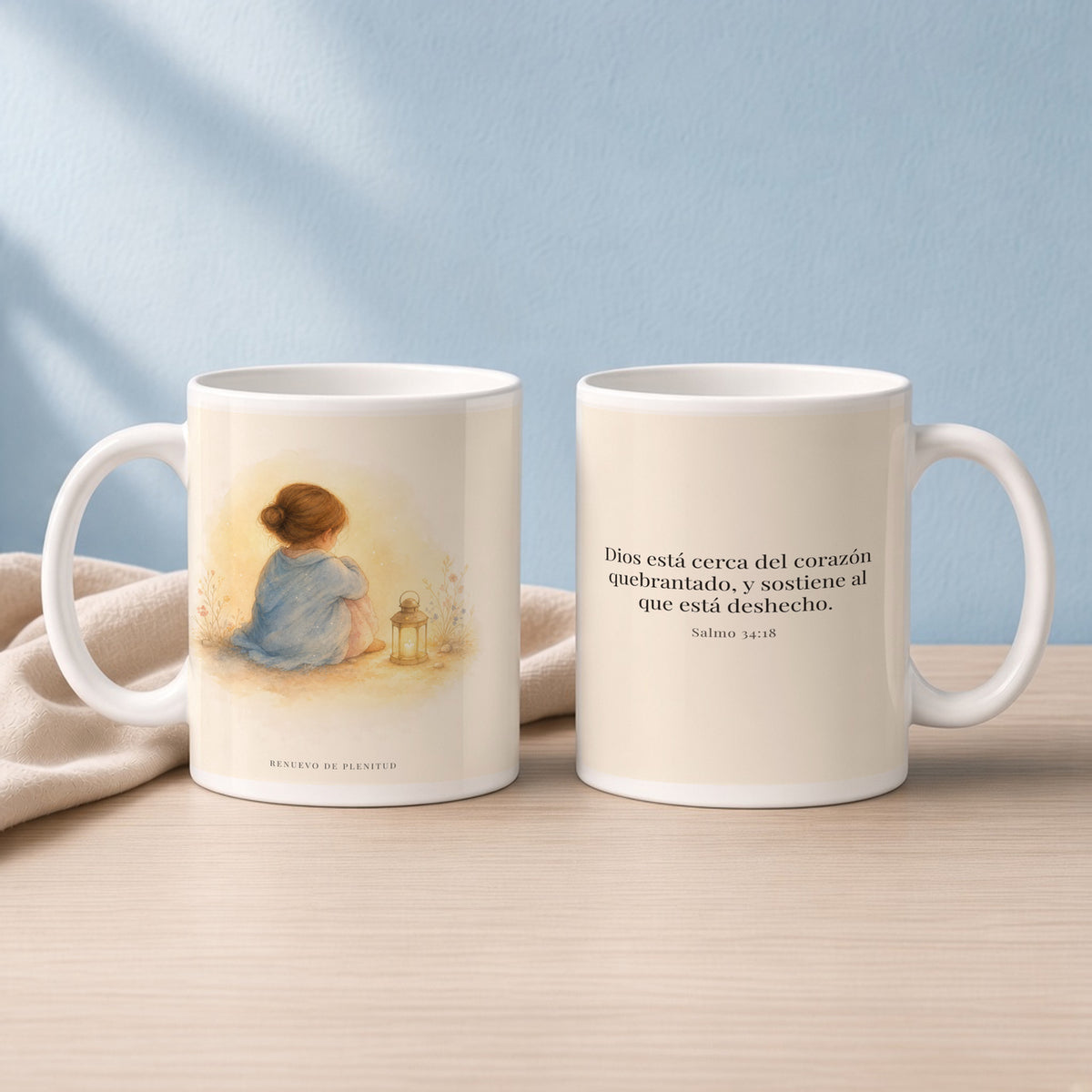 Dios está cerca del corazón quebrantado | Taza devocional ilustrada | Salmo 34:18 — 15oz · Lectura azul sereno, arte y frase devocional en dos tazas