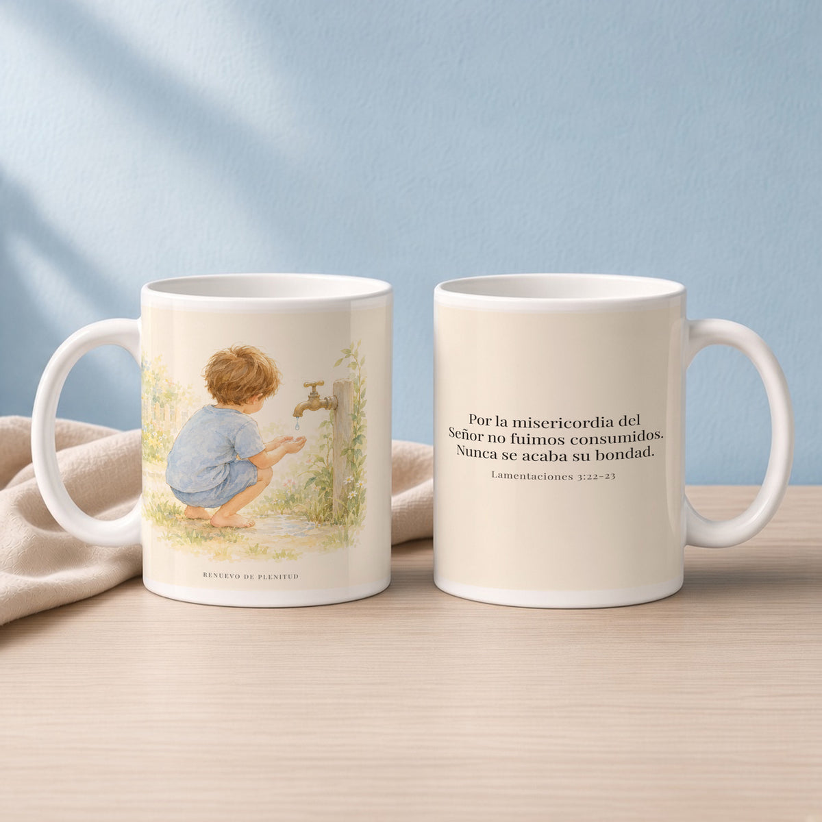 Nunca se acaba la misericordia de Dios | Taza devocional ilustrada | Lamentaciones 3:22-23 — 15oz · Lectura azul sereno, arte y frase devocional en dos tazas
