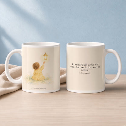 Jehová está cerca de todos los que le invocan | Taza devocional de fe | Salmo 145:18 — 15oz · Lectura azul sereno, arte y frase devocional en dos tazas