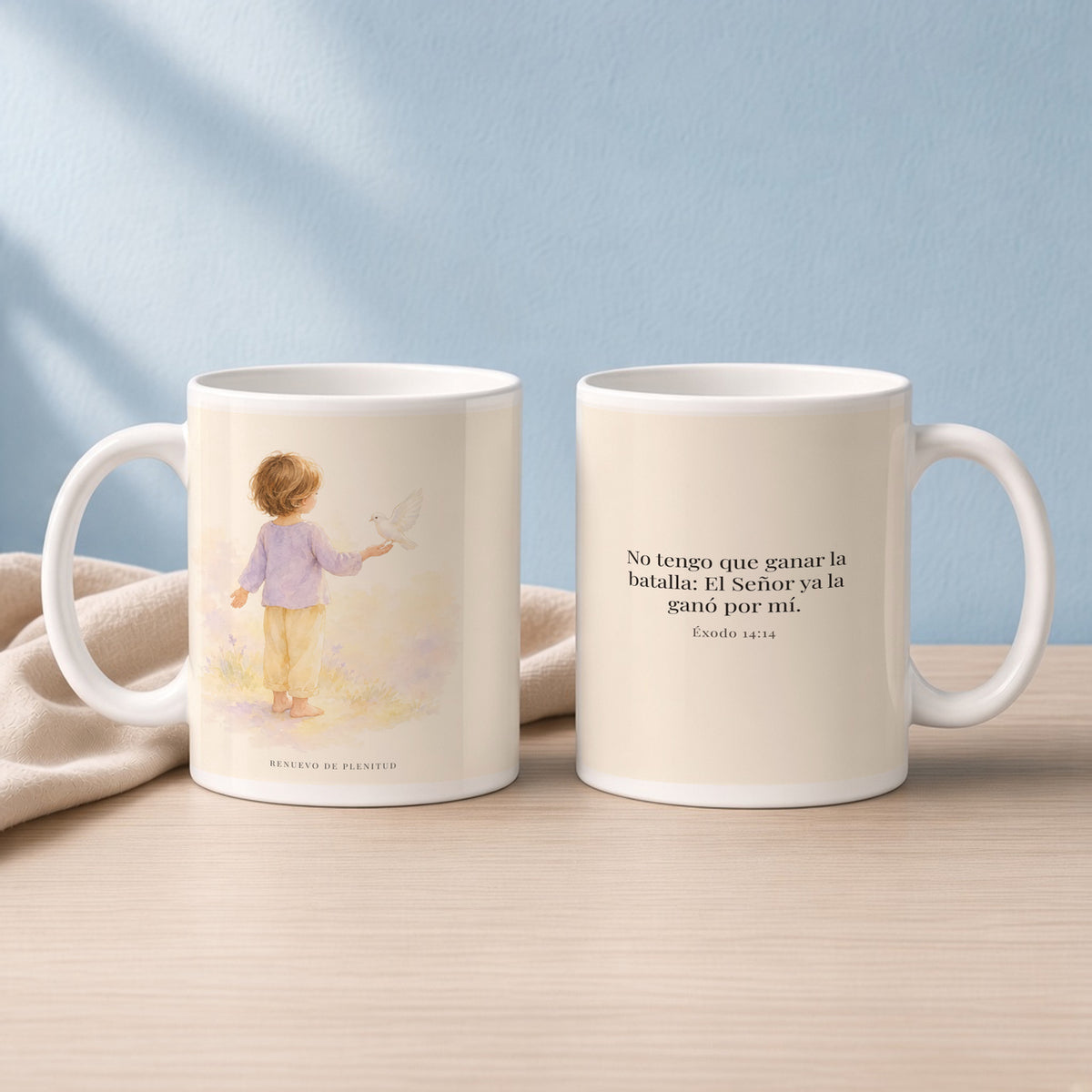 Jehová me da la victoria sin que yo luche | Taza cristiana para regalar | Éxodo 14:14 — 15oz · Lectura azul sereno, arte y frase devocional en dos tazas