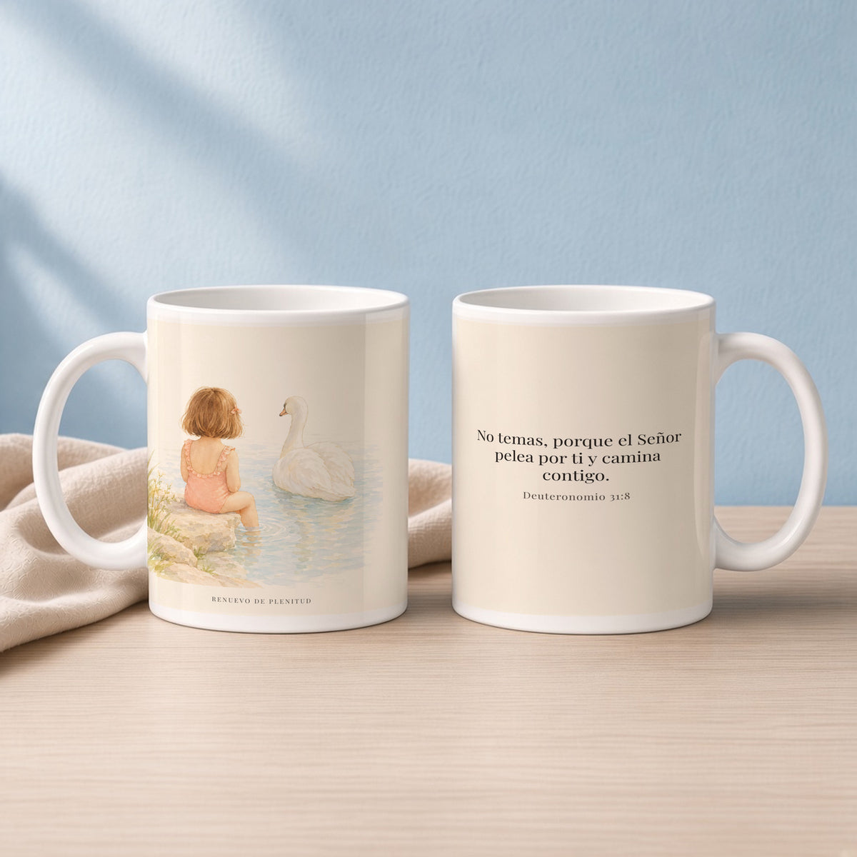 El Señor no tiene miedo de lo que viene | Taza cristiana para regalar | Deuteronomio 31:8 — 15oz · Lectura azul sereno, arte y frase devocional en dos tazas
