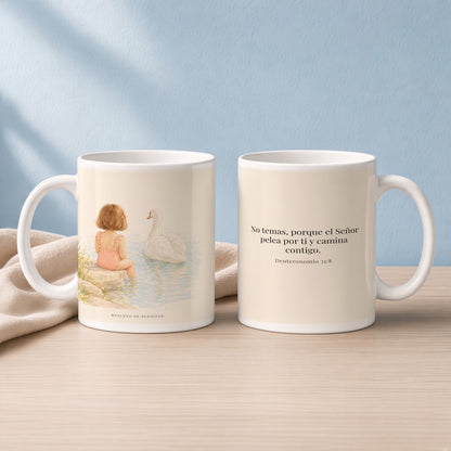 El Señor no tiene miedo de lo que viene | Taza cristiana para regalar | Deuteronomio 31:8 — 15oz · Lectura azul sereno, arte y frase devocional en dos tazas