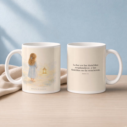 La luz de Dios brilla en mis tinieblas | Taza devocional ilustrada | Juan 1:5 — 15oz · Lectura azul sereno, arte y frase devocional en dos tazas