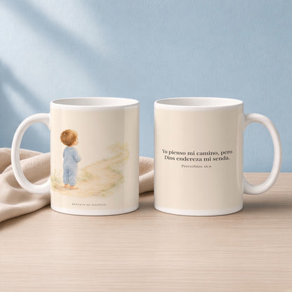 El corazón del hombre piensa, Dios endereza | Taza con arte cristiano | Proverbios 16:9 — 15oz · Lectura azul sereno, arte y frase devocional en dos tazas