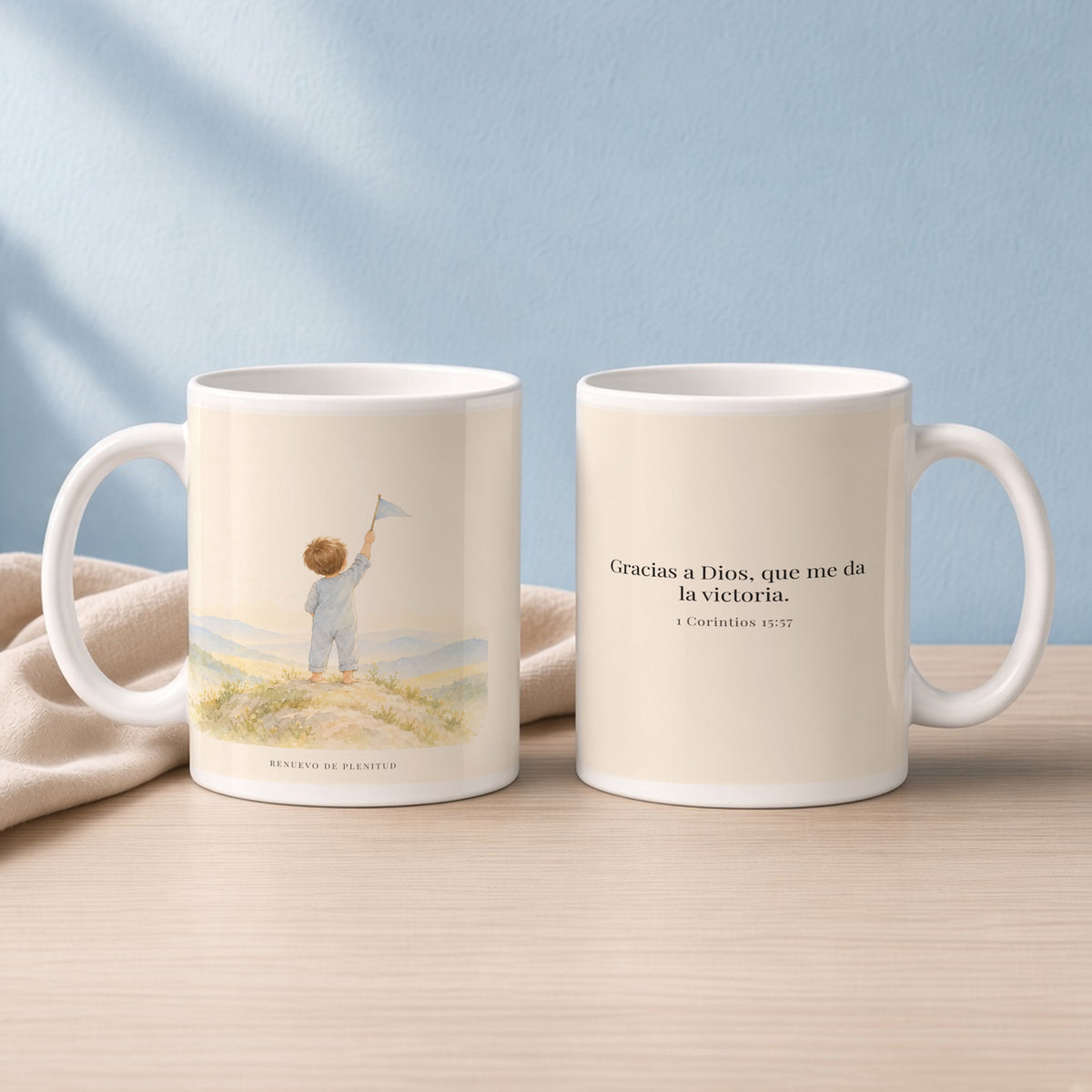 Gracias a Dios, que nos da la victoria | Taza devocional de fe | 1 Corintios 15:57 — 15oz · Lectura azul sereno, arte y frase devocional en dos tazas