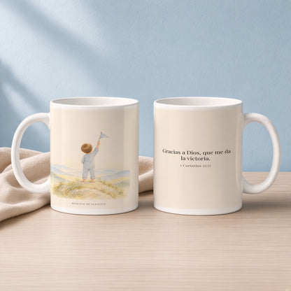 Gracias a Dios, que nos da la victoria | Taza devocional de fe | 1 Corintios 15:57 — 15oz · Lectura azul sereno, arte y frase devocional en dos tazas