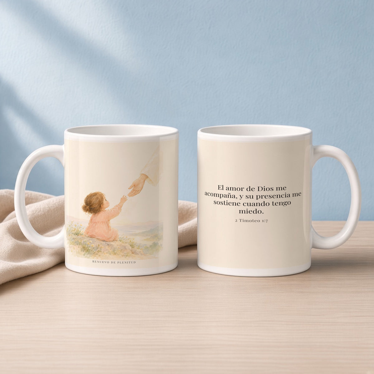 Dios está conmigo y no me suelta | Taza bíblica para café | 2 Timoteo 1:7 — 15oz · Lectura azul sereno, arte y frase devocional en dos tazas
