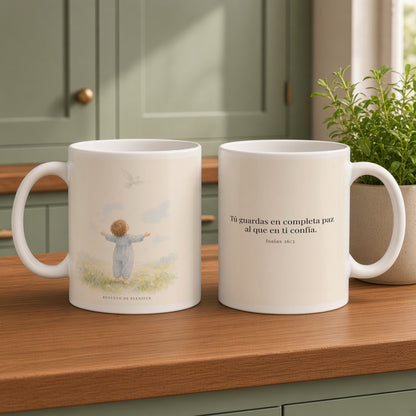 Tú guardas en paz al que confía en ti | Taza devocional ilustrada | Isaías 26:3 — 15oz · Cocina verde salvia, arte y frase devocional en dos tazas