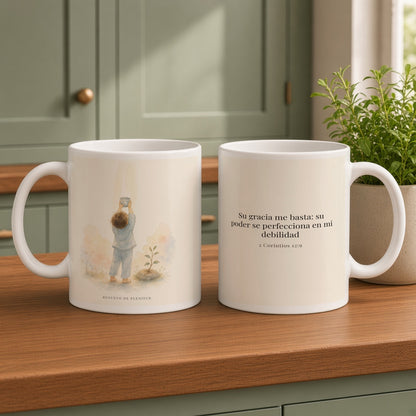 Su gracia me basta | Taza bíblica para café | 2 Corintios 12:9 — 15oz · Cocina verde salvia, arte y frase devocional en dos tazas