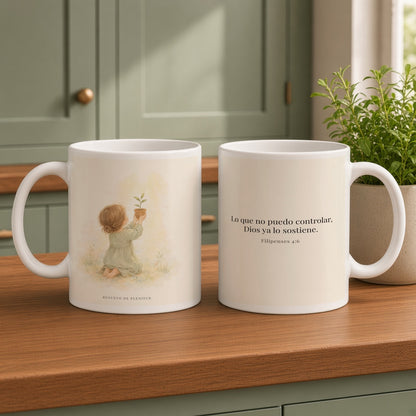 Dios cuida lo que yo no puedo controlar | Taza bíblica de cerámica | Filipenses 4:6 — 15oz · Cocina verde salvia, arte y frase devocional en dos tazas