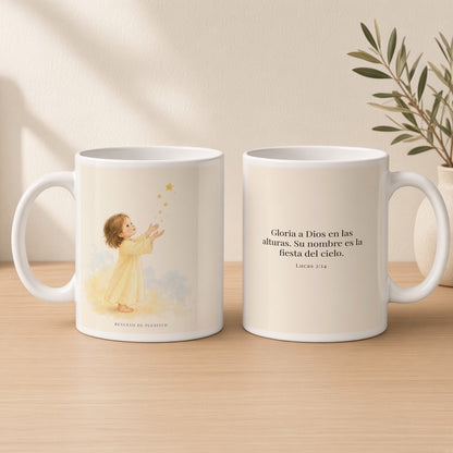 El cielo entero da gloria a Dios | Taza de fe para cada mañana | Lucas 2:14 — 15oz · Estudio crema cálido, arte y frase devocional en dos tazas