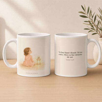 Si en las tinieblas me acuesto, allí estás Tú | Taza cristiana para regalar | Salmo 139:8 — 15oz · Estudio crema cálido, arte y frase devocional en dos tazas