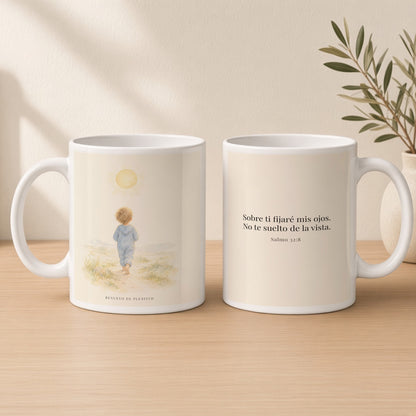 Mis ojos están puestos en ti | Taza devocional ilustrada | Salmo 32:8 — 15oz · Estudio crema cálido, arte y frase devocional en dos tazas