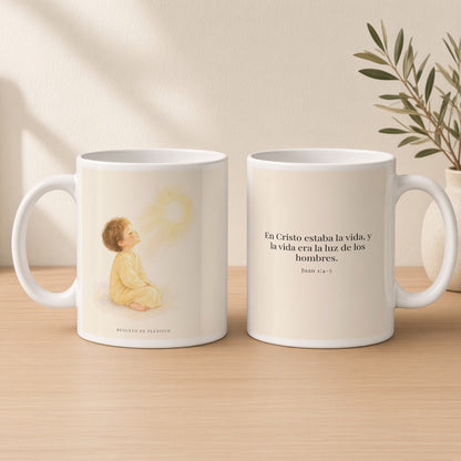En Cristo está la vida que ilumina a todos | Taza bíblica de cerámica | Juan 1:4-5 — 15oz · Estudio crema cálido, arte y frase devocional en dos tazas