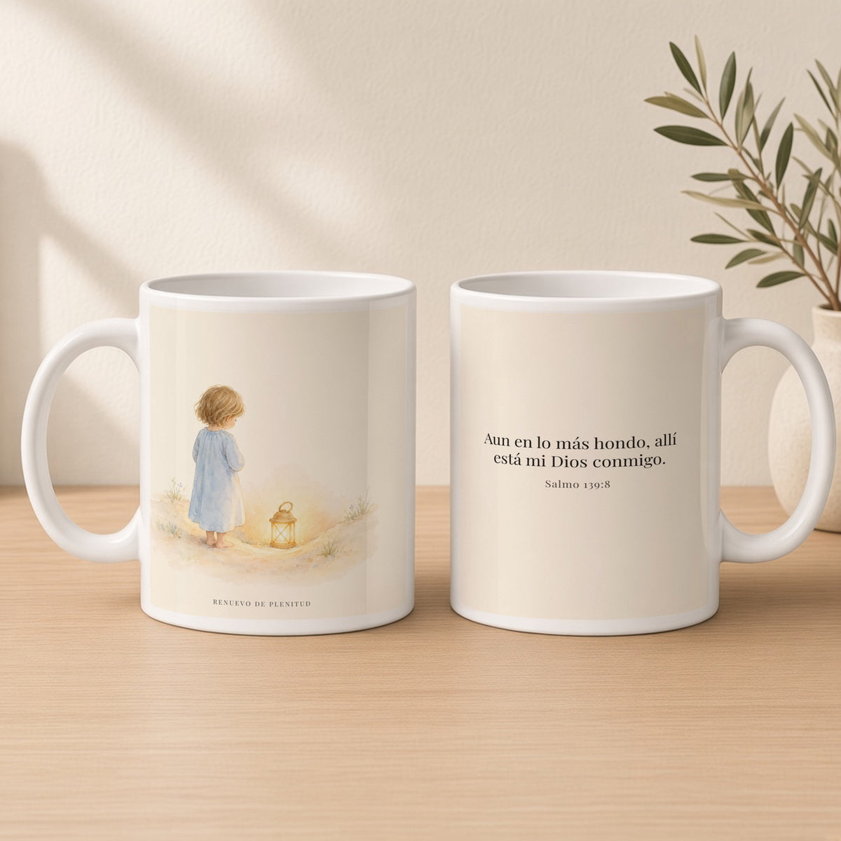 Aun en lo más hondo, allí está Dios | Taza cristiana con frase devocional | Salmo 139:8 — 15oz · Estudio crema cálido, arte y frase devocional en dos tazas