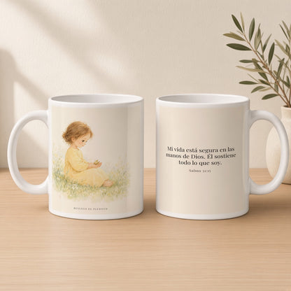 Mi vida está segura en las manos de Dios | Taza cristiana para regalar | Salmo 31:15 — 15oz · Estudio crema cálido, arte y frase devocional en dos tazas