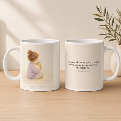 El amor de Dios permanece para siempre | Taza bíblica para café | 1 Corintios 13:8 — 15oz · Estudio crema cálido, arte y frase devocional en dos tazas