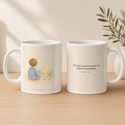 Jehová peleará por ti | Taza con arte cristiano | Éxodo 14:13 — 15oz · Estudio crema cálido, arte y frase devocional en dos tazas