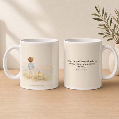 Dios conoce mi corazón mejor que yo mismo | Taza cristiana con frase devocional | Romanos 8:26 — 15oz · Estudio crema cálido, arte y frase devocional en dos tazas