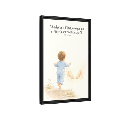 Obedecer a Dios es mi mayor valentía — Lienzo Cristiano Enmarcado | Hebreos 11:8 — 16×24 pulgadas, marco negro, vista lateral del marco flotante