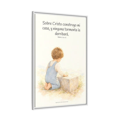 Sobre Cristo construyo mi casa — Lienzo Cristiano Enmarcado | Mateo 7:24-25 — 24×36 pulgadas, marco blanco, vista lateral del marco flotante