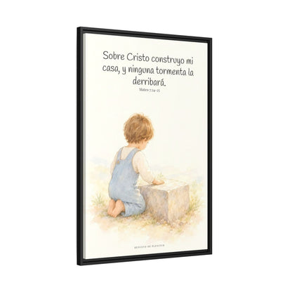 Sobre Cristo construyo mi casa — Lienzo Cristiano Enmarcado | Mateo 7:24-25 — 24×36 pulgadas, marco negro, vista lateral del marco flotante