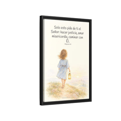 Solo esto pide de ti el Señor — Lienzo Cristiano Enmarcado | Miqueas 6:8 — 16×24 pulgadas, marco negro, vista lateral del marco flotante